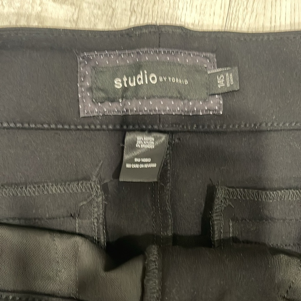 Black Capris with Tailored Fit and Smooth Fabric - Picture 3 of 4